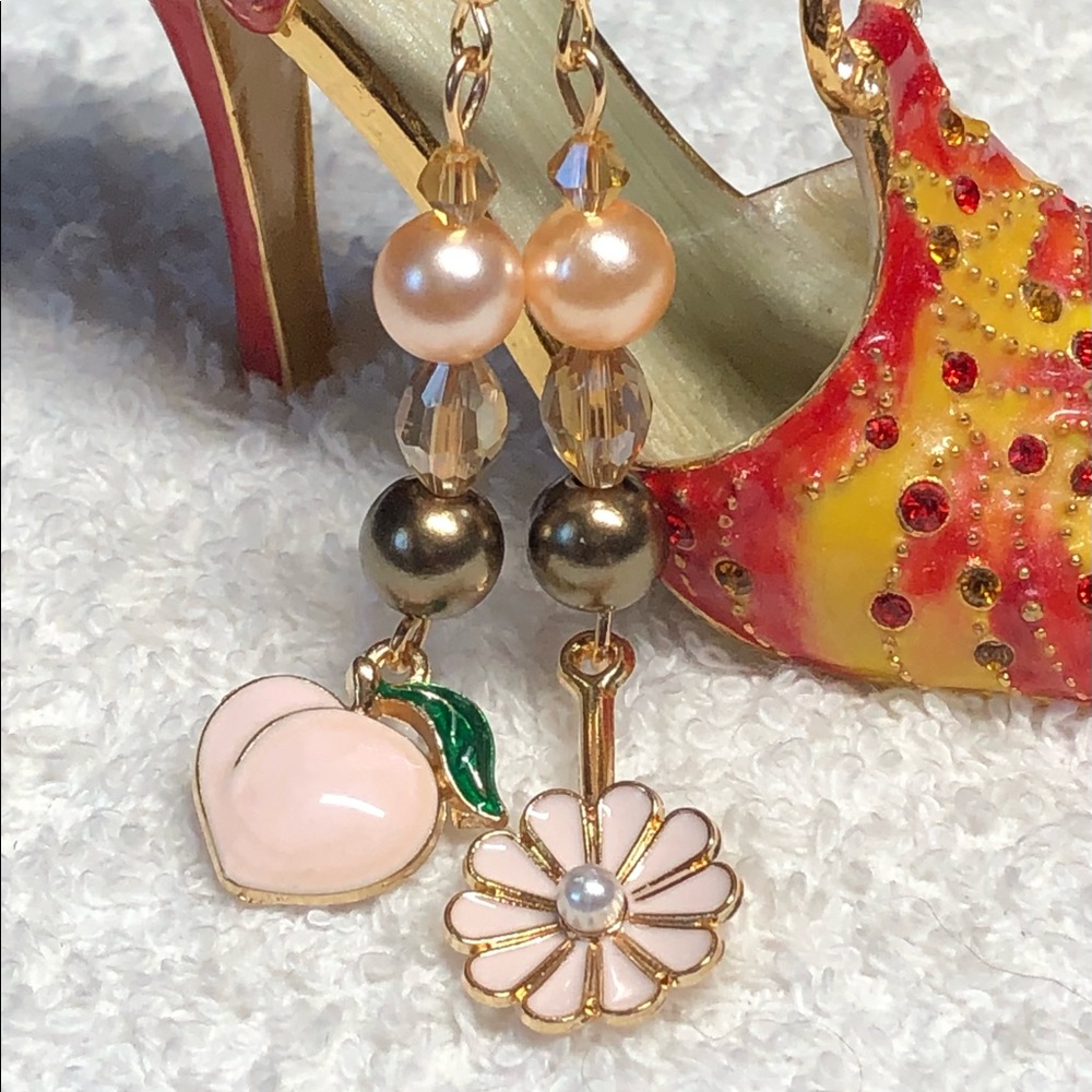 2/20 🍑Cute mismatched Georgia peach And floral earrings in gold accents, pretty
